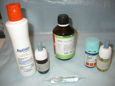 Phénol, sérum physiologique, septisol (savon antiseptique), et huile de croton
